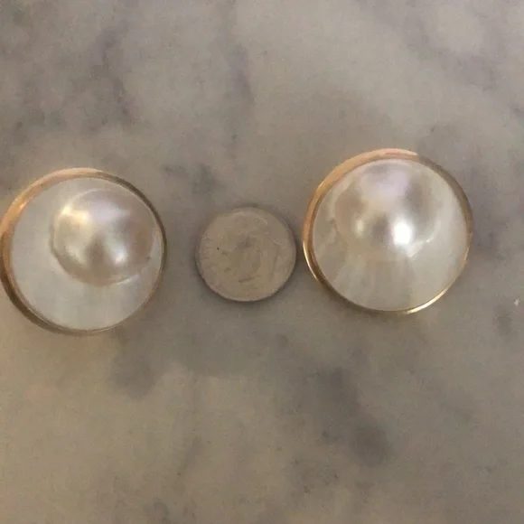 14k Gold Mabe’ Pearls earrings - Picture 5 of 5